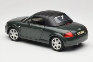 Audi TT 8N Roadster Vert Revell 1:18 8979 Métal Moulé — image 7 sur 8