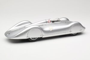 Auto Union Type C Streamliner #72 B. Rosemeyer World Record 1937 Revell 1:18 08420 Métal Moulé — image 2 sur 6