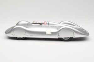 Auto Union Type C Streamliner #72 B. Rosemeyer World Record 1937 Revell 1:18 08420 Métal Moulé — image 3 sur 6