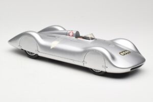Auto Union Type C Streamliner #72 B. Rosemeyer World Record 1937 Revell 1:18 08420 Métal Moulé — image 4 sur 6
