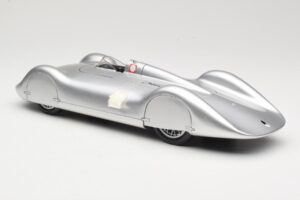 Auto Union Type C Streamliner #72 B. Rosemeyer World Record 1937 Revell 1:18 08420 Métal Moulé — image 5 sur 6
