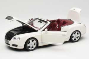 Bentley Continental GTC Blanc Minichamps 1:18 100139032 Métal Moulé — image 2 sur 8