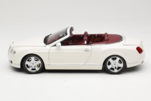Bentley Continental GTC Blanc Minichamps 1:18 100139032 Métal Moulé — image 4 sur 8