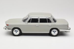BMW 2000 TI Gris MCG 1:18 MCG18112 Métal Moulé — image 3 sur 6