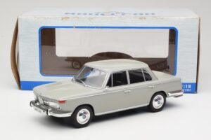 BMW 2000 TI Gris MCG 1:18 MCG18112 Métal Moulé — image 6 sur 6