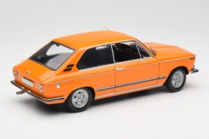 BMW 2000 Tii Touring Orange Minichamps 1:18 80430145824 Métal Moulé — image 3 sur 8