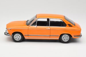 BMW 2000 Tii Touring Orange Minichamps 1:18 80430145824 Métal Moulé — image 4 sur 8