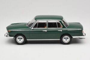 BMW 2000 121 Vert MCG 1:18 MCG18542 Métal Moulé — image 3 sur 6