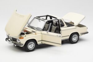 BMW 2002 Baur Cabriolet E10 Chamonix Blanc AUTOart 1:18 70532 Métal Moulé — image 2 sur 8