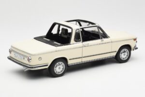 BMW 2002 Baur Cabriolet E10 Chamonix Blanc AUTOart 1:18 70532 Métal Moulé — image 3 sur 8