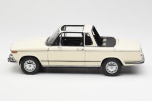BMW 2002 Baur Cabriolet E10 Chamonix Blanc AUTOart 1:18 70532 Métal Moulé — image 4 sur 8