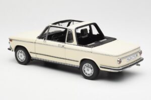 BMW 2002 Baur Cabriolet E10 Chamonix Blanc AUTOart 1:18 70532 Métal Moulé — image 7 sur 8