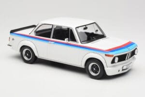 BMW 2002 E10 Turbo Blanc MCG 1:18 MCG18408-R Métal Moulé — image 4 sur 6