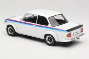 BMW 2002 E10 Turbo Blanc MCG 1:18 MCG18408-R Métal Moulé — image 5 sur 6