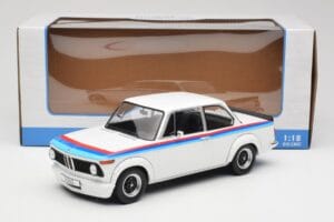 BMW 2002 E10 Turbo Blanc MCG 1:18 MCG18408-R Métal Moulé — image 6 sur 6