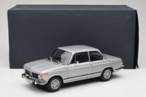 BMW 2002 Tii Polaris Argent AUTOart 1:18 80430146517 Métal Moulé — image 8 sur 8