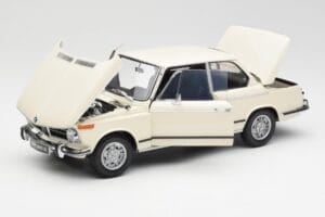 BMW 2002 Blanc Kyosho 1:18 08541W Métal Moulé — image 2 sur 8