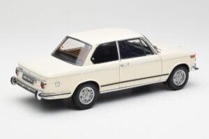 BMW 2002 Blanc Kyosho 1:18 08541W Métal Moulé — image 3 sur 8