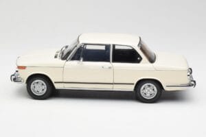 BMW 2002 Blanc Kyosho 1:18 08541W Métal Moulé — image 4 sur 8