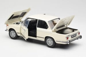 BMW 2002 Blanc Kyosho 1:18 08541W Métal Moulé — image 5 sur 8