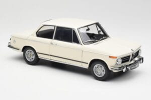 BMW 2002 Blanc Kyosho 1:18 08541W Métal Moulé — image 6 sur 8