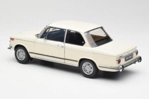 BMW 2002 Blanc Kyosho 1:18 08541W Métal Moulé — image 7 sur 8