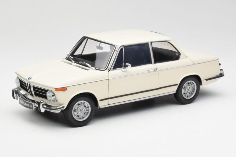 BMW 2002 Blanc Kyosho 1:18 08541W Métal Moulé