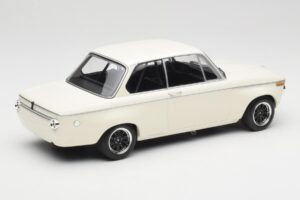BMW 2002 Blanc Plain Body Version Minichamps 1:18 155702600 Métal Moulé — image 2 sur 6