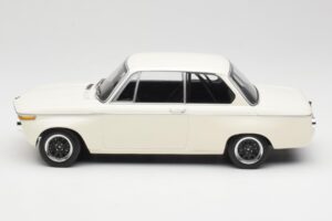 BMW 2002 Blanc Plain Body Version Minichamps 1:18 155702600 Métal Moulé — image 3 sur 6