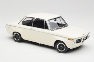BMW 2002 Blanc Plain Body Version Minichamps 1:18 155702600 Métal Moulé — image 4 sur 6