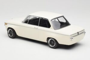 BMW 2002 Blanc Plain Body Version Minichamps 1:18 155702600 Métal Moulé — image 5 sur 6