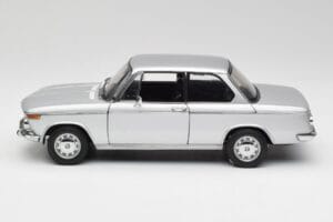 BMW 2002tii Argent AUTOart 1:18 80430151479 Métal Moulé — image 4 sur 8
