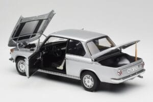 BMW 2002tii Argent AUTOart 1:18 80430151479 Métal Moulé — image 5 sur 8