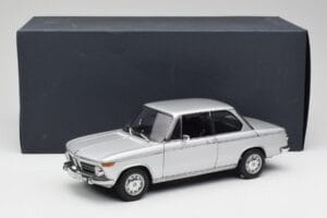 BMW 2002tii Argent AUTOart 1:18 80430151479 Métal Moulé — image 8 sur 8
