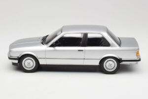 BMW 323i E21 Argent Minichamps 1:18 155026001 Métal Moulé — image 3 sur 6
