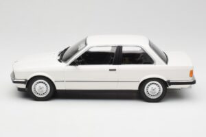 BMW 323i E21 Blanc Minichamps 1:18 155026005 Métal Moulé — image 3 sur 6