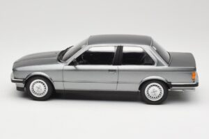 BMW 323i E30 Grey Metallic Minichamps 1:18 155026006 Métal Moulé — image 3 sur 6