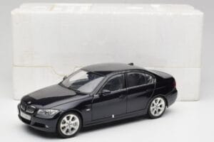 BMW 330i E46 Noir Kyosho 1:18 08731RB Métal Moulé — image 8 sur 8