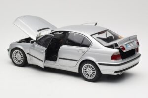 BMW 330i E46 Argent UT 1:18 80430302328 Métal Moulé — image 5 sur 8