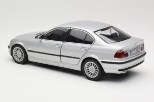 BMW 330i E46 Argent UT 1:18 80430302328 Métal Moulé — image 7 sur 8