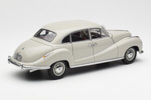 BMW 501 Cortina Gris AUTOart 1:18 80430393098 Métal Moulé — image 3 sur 8