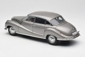 BMW 502 2.6 Luxus Silver Beige Metallic AUTOart 1:18 70591 Métal Moulé — image 7 sur 8