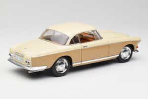 BMW 503 Beige Revell 1:18 8832 Métal Moulé — image 3 sur 8