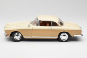 BMW 503 Beige Revell 1:18 8832 Métal Moulé — image 4 sur 8