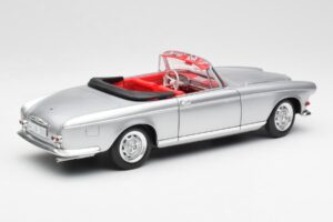 BMW 503 Argent Revell 1:18 18787 Métal Moulé — image 3 sur 8