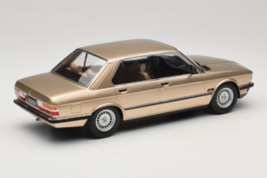 BMW 520i E28 Gold Metallic IXO 1:18 18CMC184 Métal Moulé — image 2 sur 6
