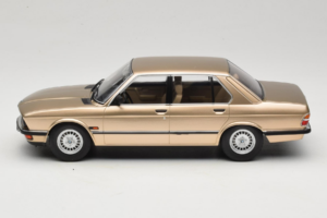 BMW 520i E28 Gold Metallic IXO 1:18 18CMC184 Métal Moulé — image 3 sur 6