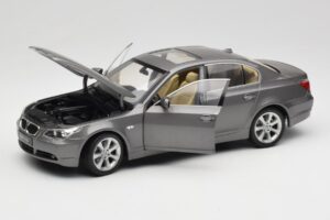 BMW 530i E60 Grey Metallic Revell 1:18 08841 Métal Moulé — image 2 sur 8
