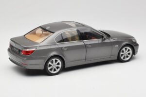 BMW 530i E60 Grey Metallic Revell 1:18 08841 Métal Moulé — image 3 sur 8