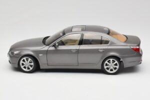 BMW 530i E60 Grey Metallic Revell 1:18 08841 Métal Moulé — image 4 sur 8